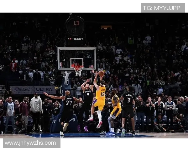 当东契奇和里夫斯在末节无法得分时,詹姆斯攻防一体、带队赢球!